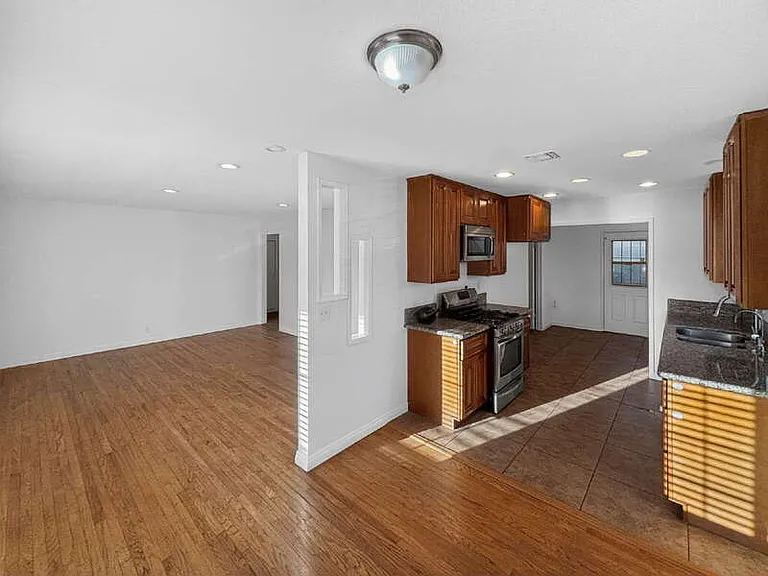 20728 Norwalk Blvd — Photo 9