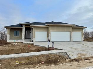 8958 Von St, Papillion, NE 68046