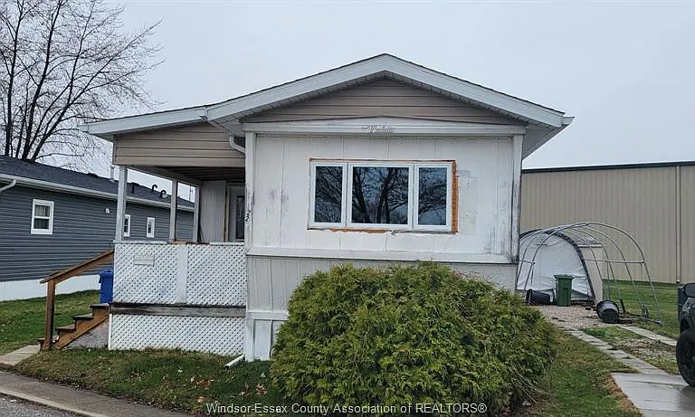 22 Robin Cres — Photo 1