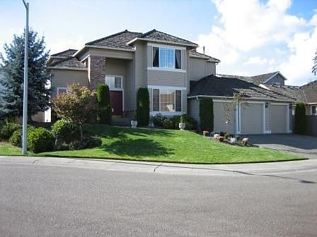 Front facing the large cul-de-sac