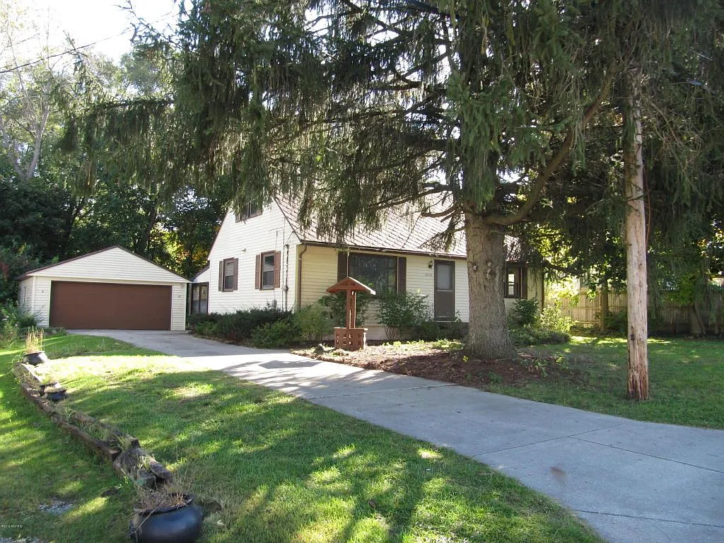 4210 Lester Ave NE photo 1