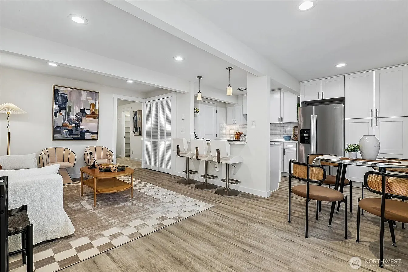4050 W Lake Sammamish Pkwy NE — Photo 2