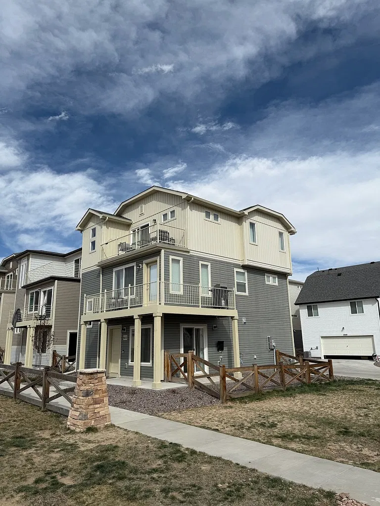 3 bed, 2.5 bath, 1657 sqft, $2,650 — Photo 1