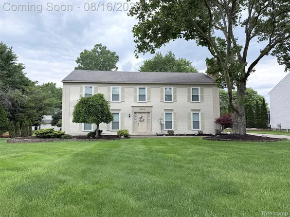 5320 Kingsfield Dr, West Bloomfield, MI 48322