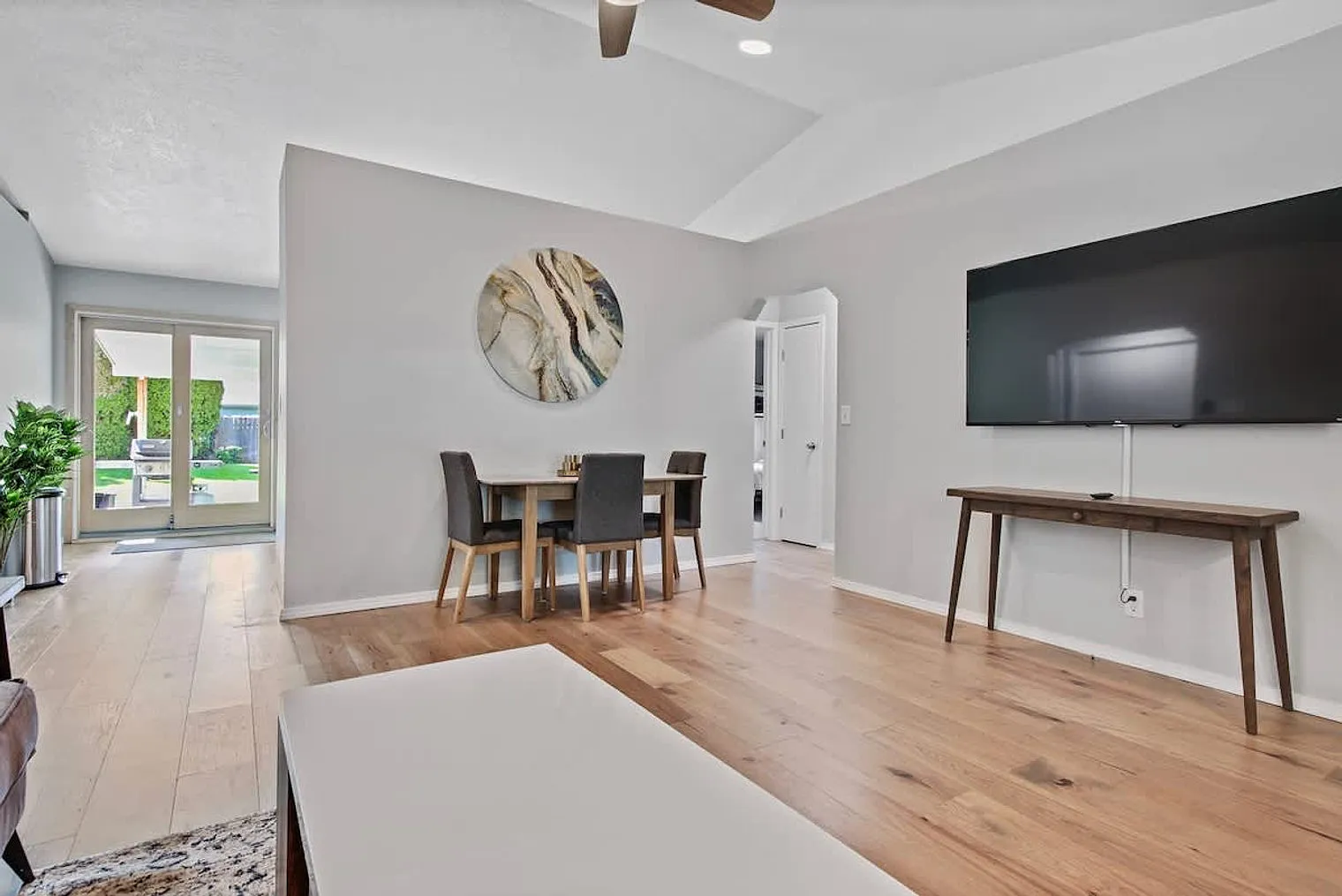 3 bed, 2.0 bath, $6,031 — Photo 2