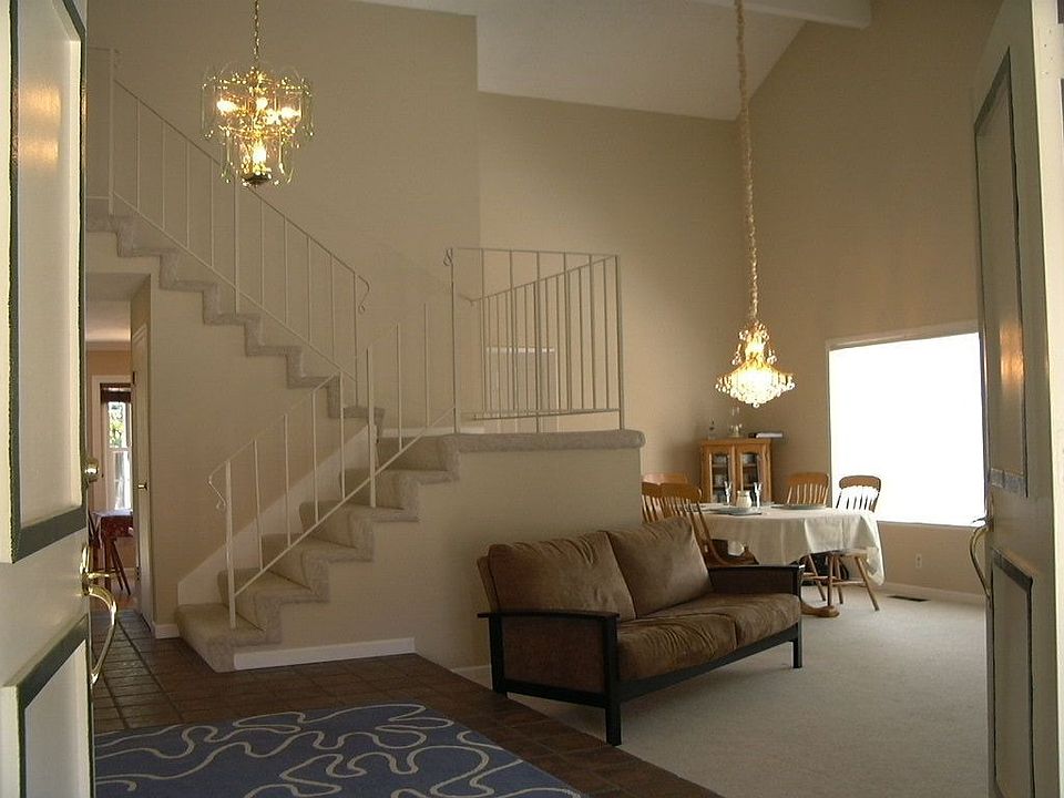 Bright Living/Dining Rm