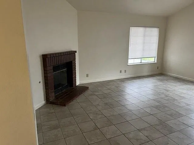 3 bed, 1244 sqft, $2,100 — Photo 4