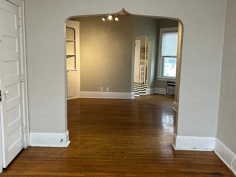 710 Pelham Apartments — Photo 20