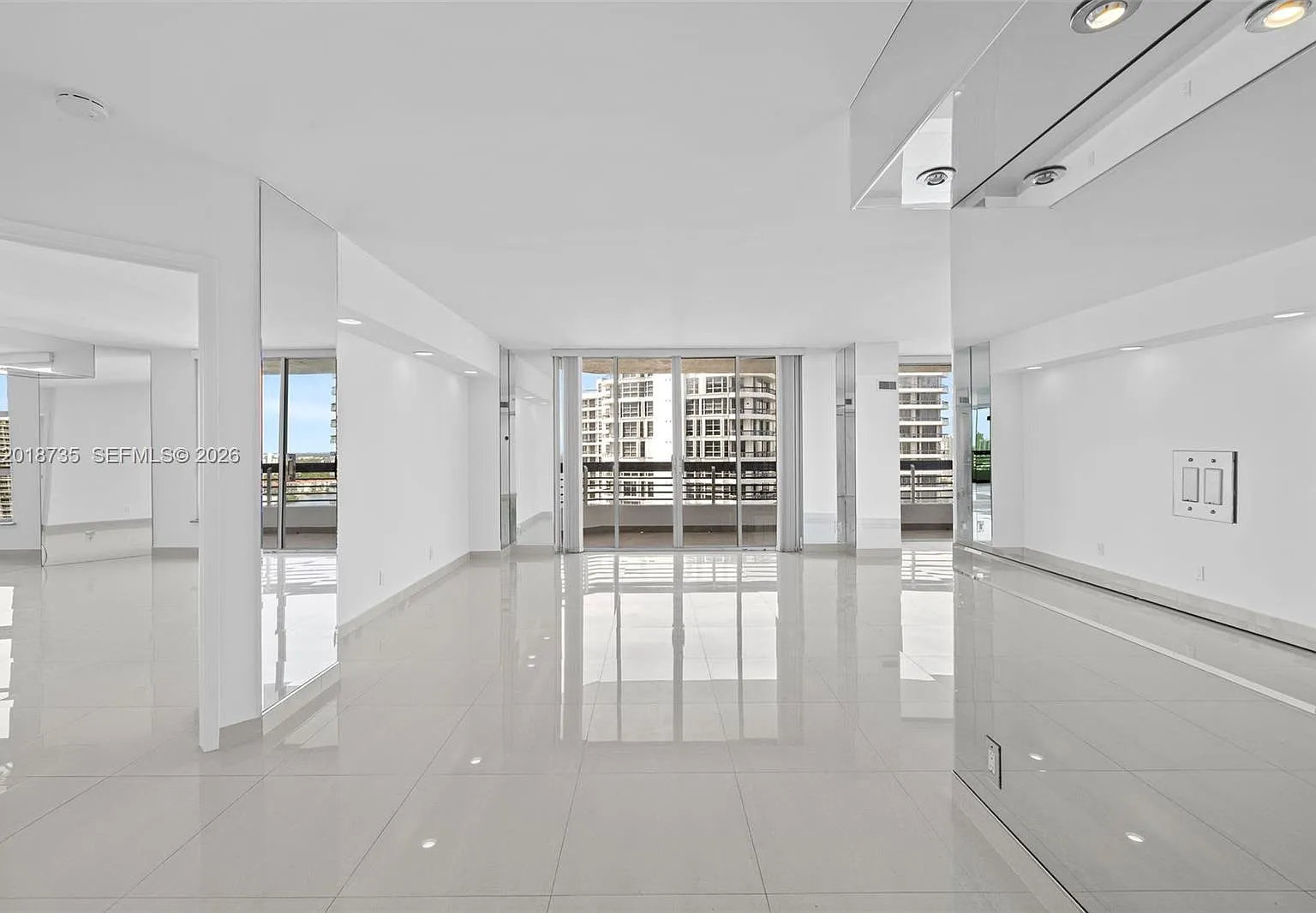 Mystic Pointe Condo No Tw — Photo 2