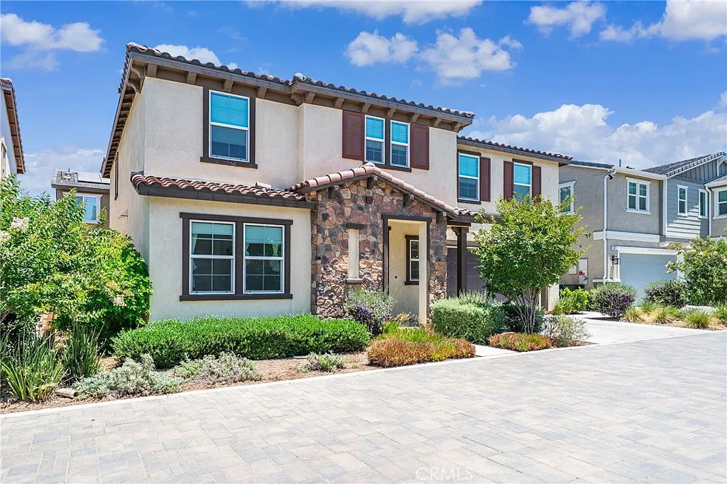 4 bed, 2308 sqft, $3,850 — Photo 3