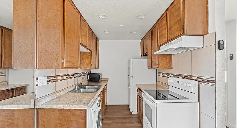 1551 Broadway — Photo 3