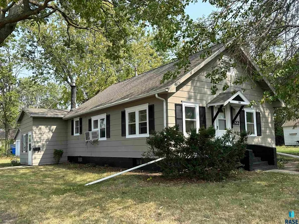 822 NW 1st St, Madison, SD 57042