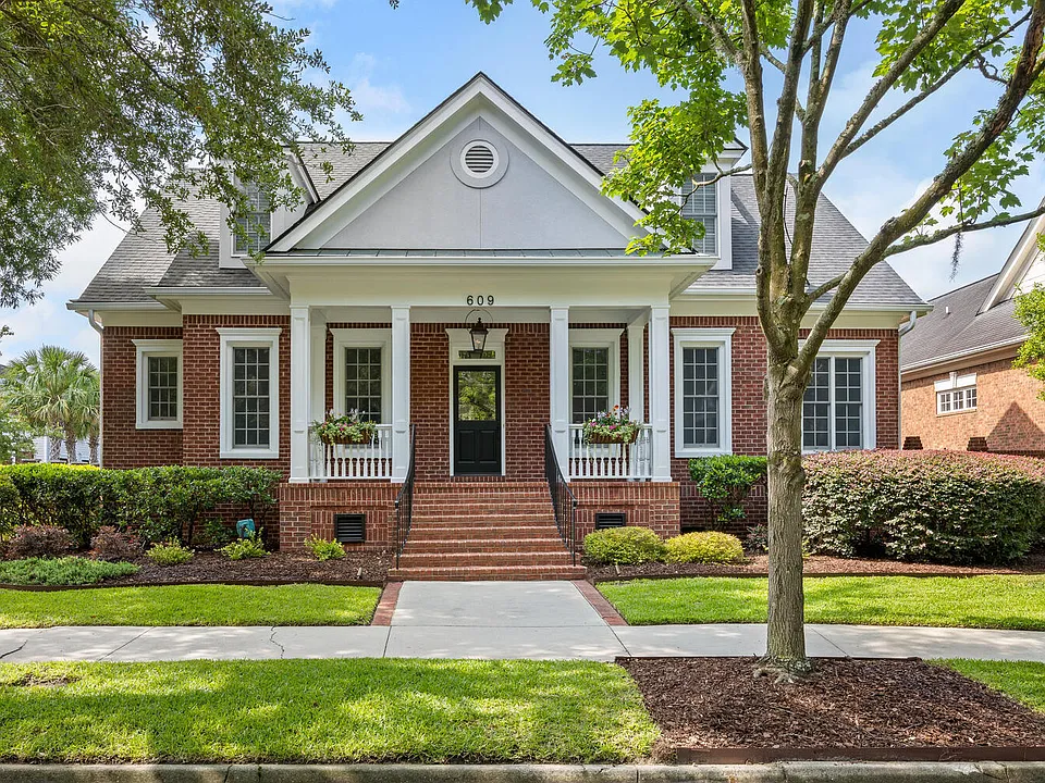 609 Daggett St