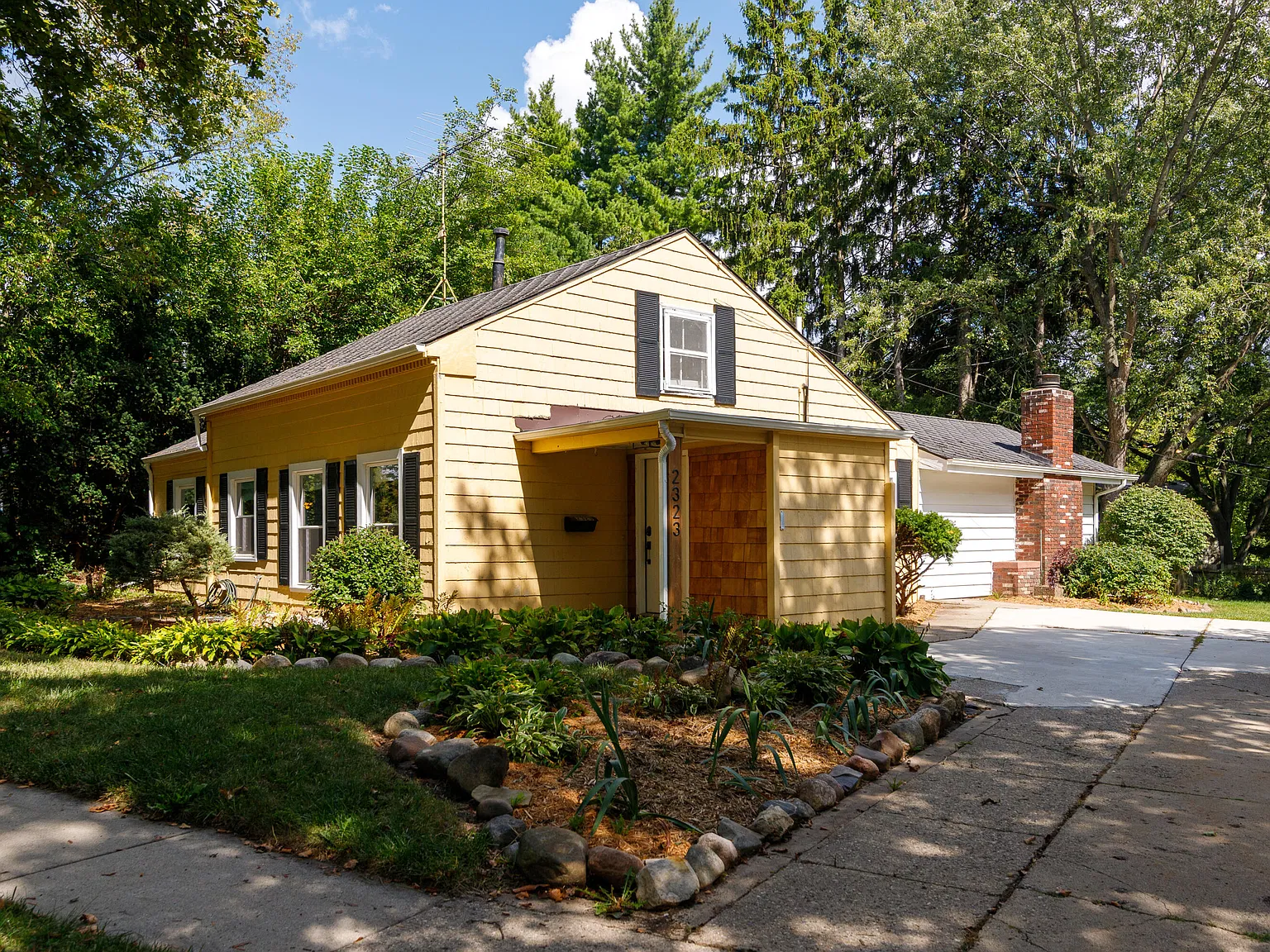 3 bed, 1.0 bath, 1398 sqft, $2,500 — Photo 2