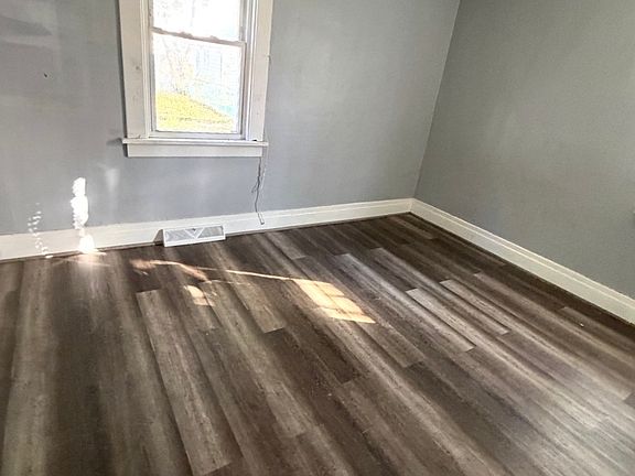 5th image of 33 Dirkson Ave