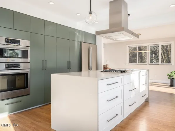 319 W Lyon Farm Dr, Greenwich, CT 06831