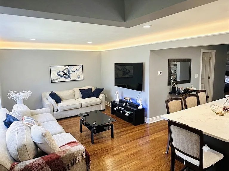 15129 Warwick Ave — Photo 12