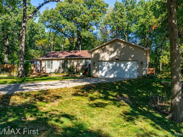 3327 Shimmons Rd, Auburn Hills, MI 48326