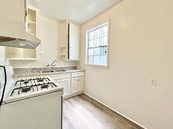 4th image of 2606 S Normandie Ave APT 15