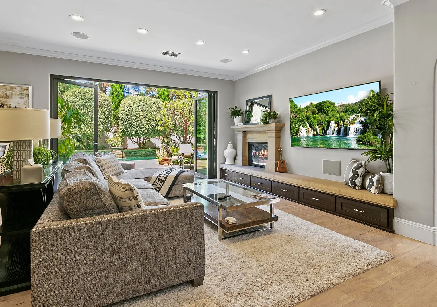 Bonita Canyon Luxury Estate With Pool — Photo 2