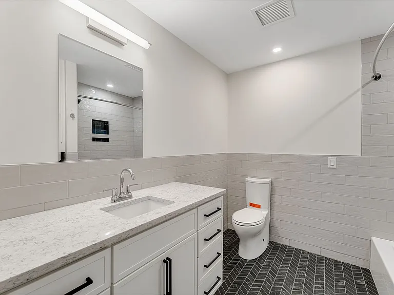 Bank Street Apartments at Burlington Square — Photo 14