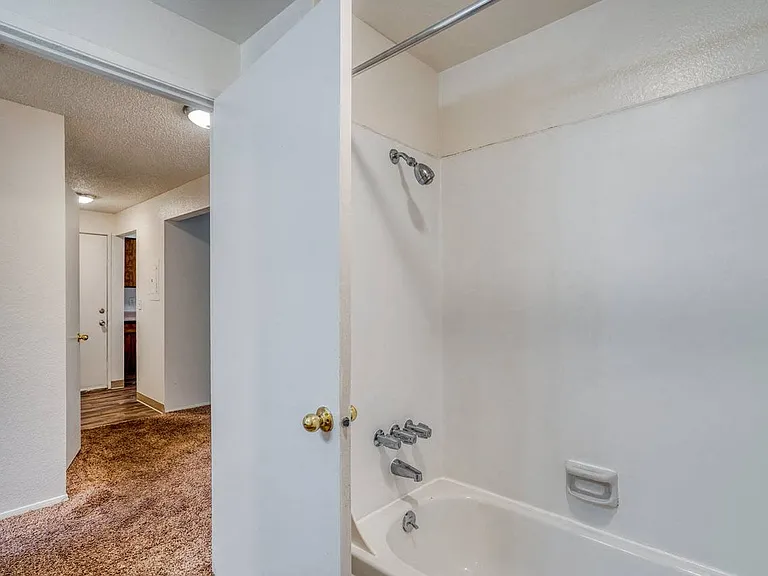 Stafford Court Apartments — Photo 10