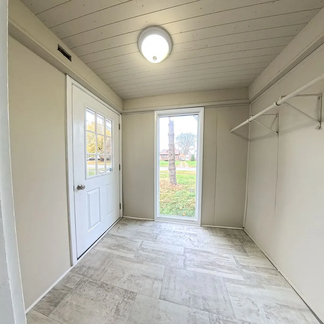 Updated 2 bedroom 2 bathroom with 2 Stall Garage — Photo 4
