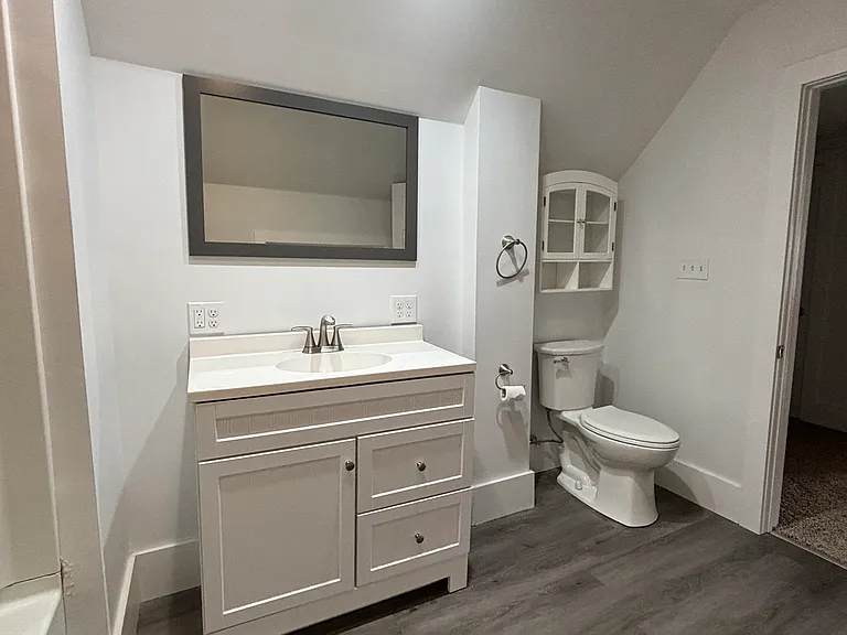 2nd floor full bathroom