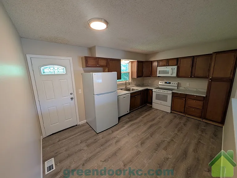 12221 S Sycamore St — Photo 4