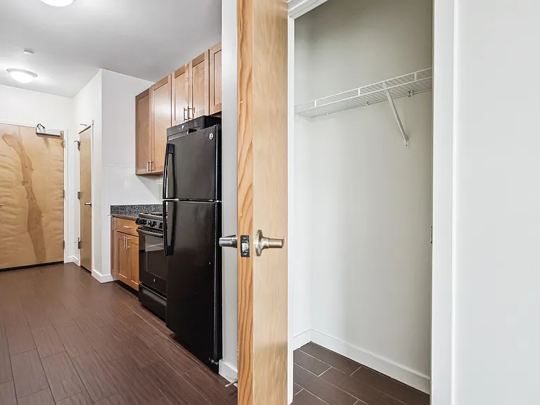 1032 Hope Street Apartments — Photo 17