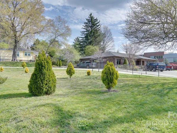 999 9th Ave W #1, Hendersonville, NC 28791