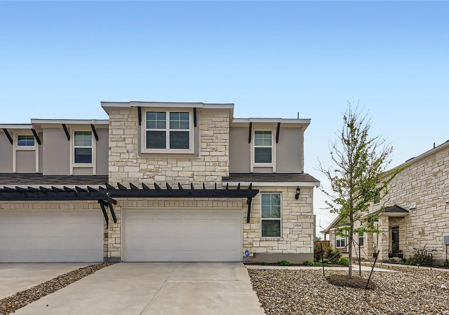 Spacious 4BR Condo in Leander — Photo 1