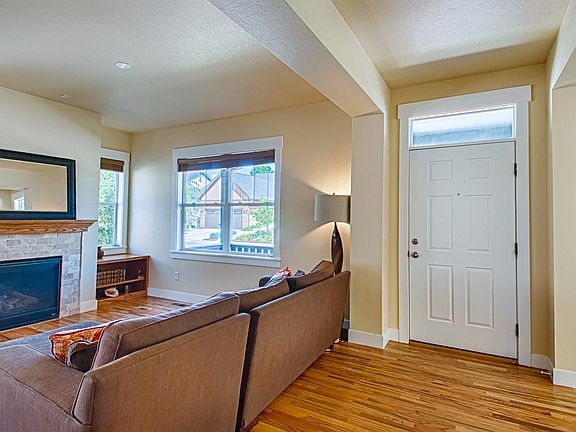 5th image of 2834 Crater Lake Ln