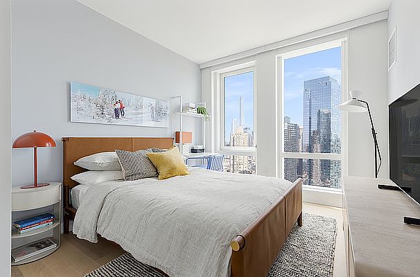 1st image of 555 38th St APT 901