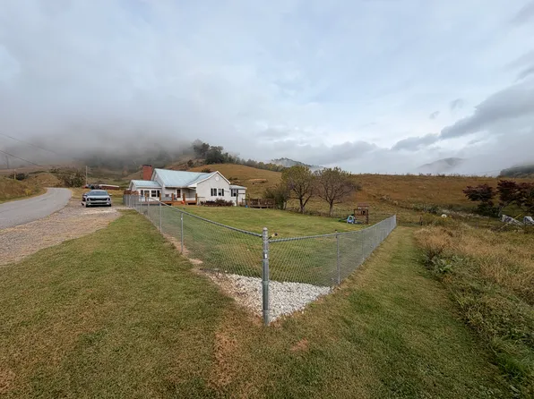 104 Clark Rd, Clyde, NC 28721