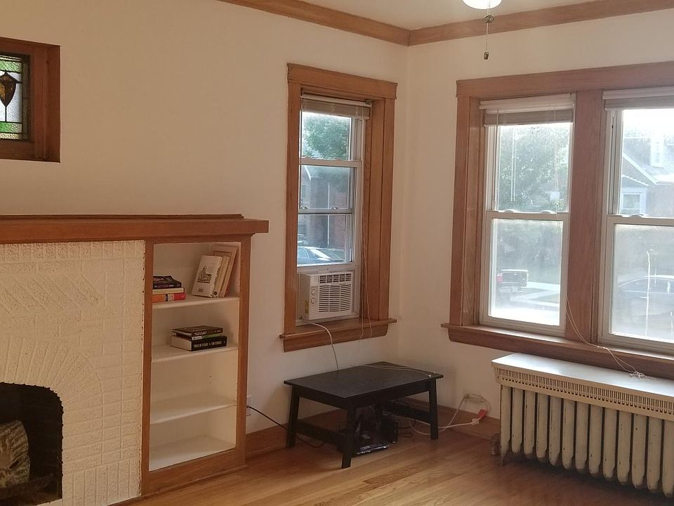 Bright and sunny living room with lots of windows