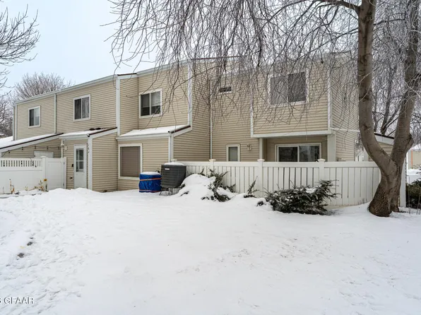 168 Parkview Cir, Grand Forks, ND 58201
