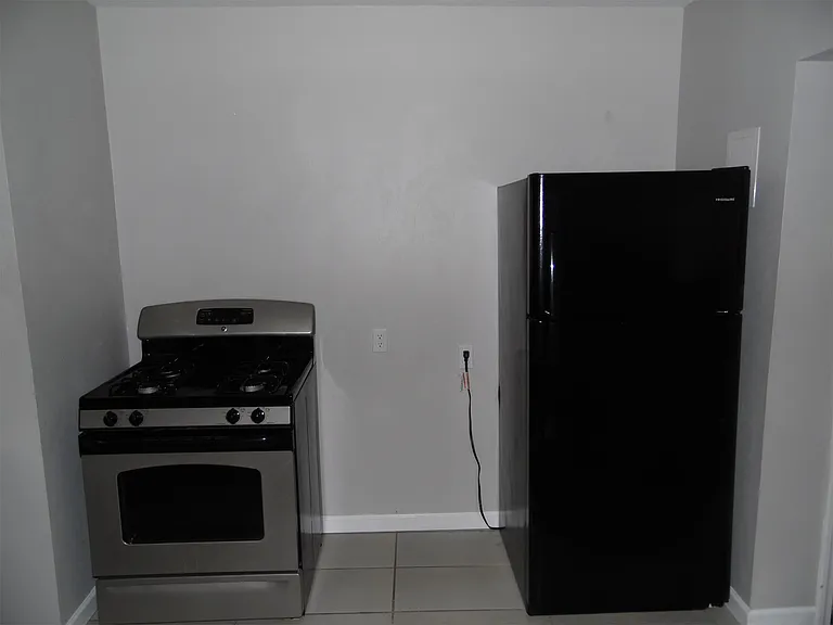 335 SE 44th St — Photo 3