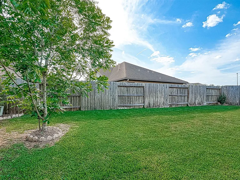 5014 Fairford Dr — Photo 33