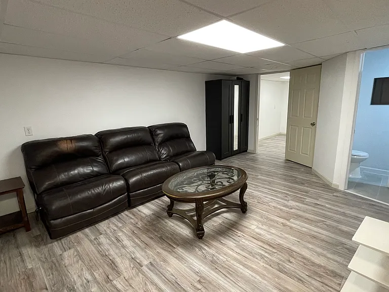 7740 Livingston Dr — Photo 24