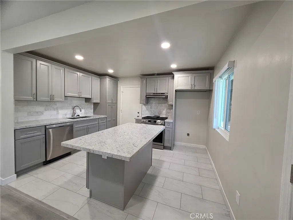 2 bed, 780 sqft, $2,890 — Photo 1