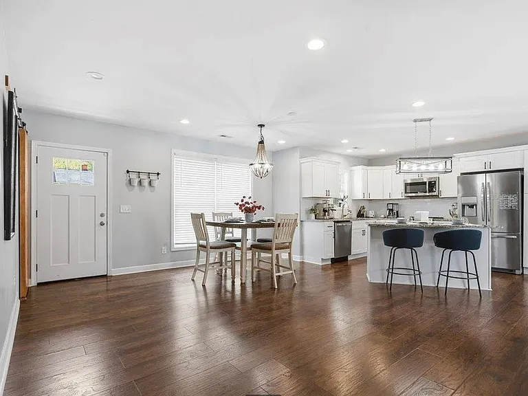 833 N Franklin Rd — Photo 3