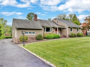 18 Crest Dr, Basking Ridge, NJ 07920