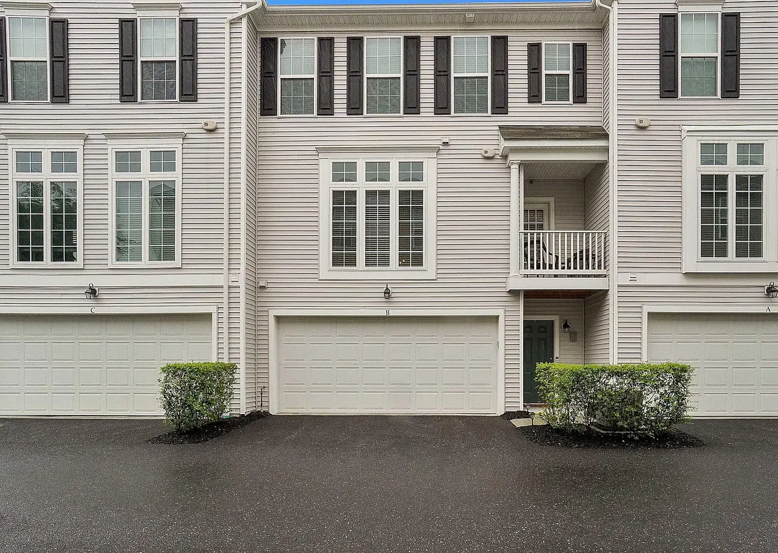 3005 Meridian Commons — Photo 3
