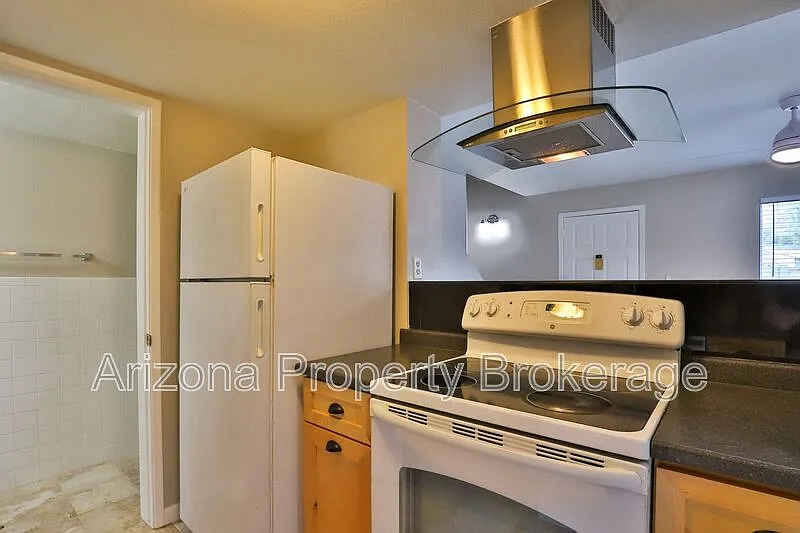 2 bed, 1.5 bath, 928 sqft, $1,400 — Photo 2