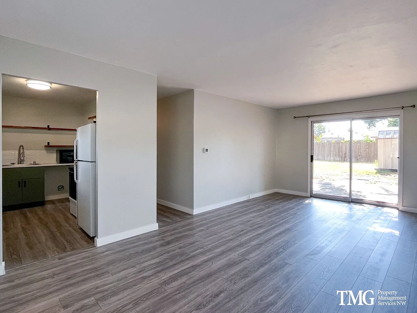 Remodeled Rambler for Rent! New Floors, New Bathroom, Fully Fenced Yard, Pets Welcome! — Photo 4