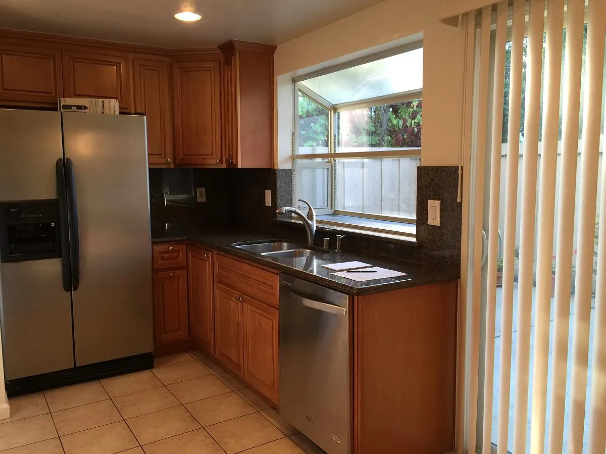 3 bed, 2.5 bath, 1400 sqft, $4,100 — Photo 3
