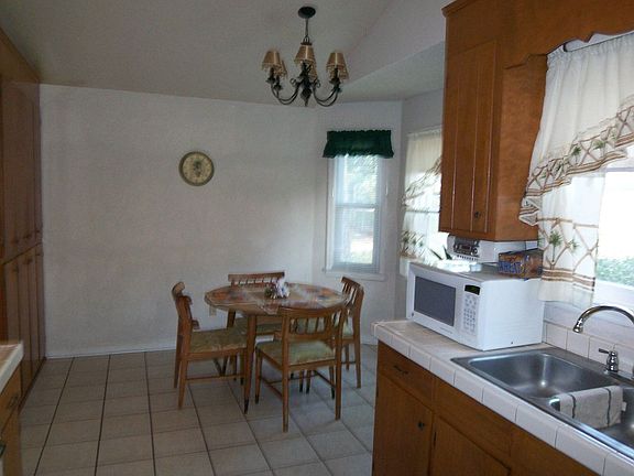 Lg Eat-in w/Bay Window