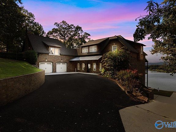 2nd image of 825 Dogwood Ln