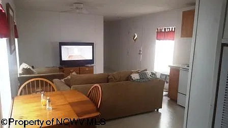3 bed, 1.0 bath, $900 — Photo 3
